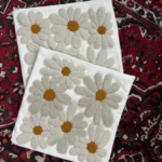 کوسن پانچدوزی طرح گل بابونه رنگ کرم - Image 2